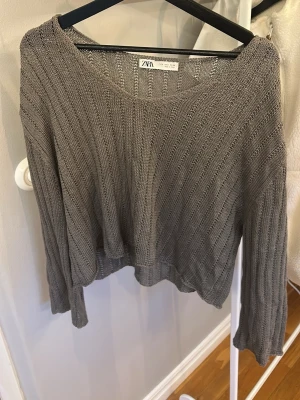 Grön/grå kofta från Zara  - Grön/grå kofta från Zara i storlek S men passar XS-M. Sälj inte längre utan köpt för 5 år sedan. Den är väldigt luftig men perfekt till sommaren.