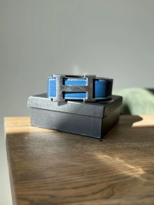 Blått Bälte H - Helt nytt Blå Bälte Med ett H spänne