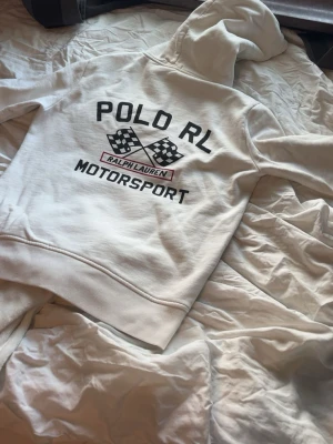 Ralph lauren hoodie - Ralph lauren hoodie med snyggt tryck, perfekt till sommaren! Äkta såklart🍾Kom med prisförslag och frågor 🫡