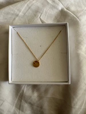 Halsband syster P - Gulligt halsband med platt berlock