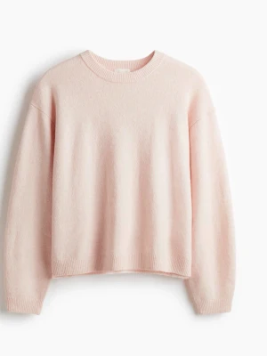 Rosa stickad tröja - Fint rosa stickad tröja, ganska nopprig (kolla sista bilden), säljer pga den är stor för mig. Från H&M, storlek M, skicka bud! Färgen ser ljusare ut i andra bilder, men det är samma som på första bilden. 