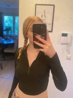 Svart magtröja med dragkedja - Svart lång ärmad magtröja med kedja och krage