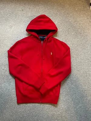 Polo Ralph Lauren - Säljer denna riktigt feta och lite använda polo kofta då den inte kommer till användning och har blitivt för liten. Köpte den på NK för 2195. Den är som gott som ny men har enstaka små fläckar. Hör av er vid fler frågor 