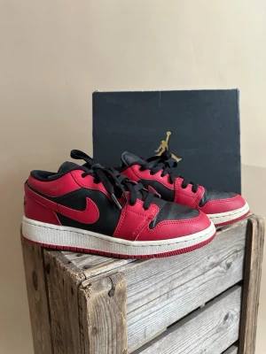 Jordan 1 low - Säljer nu ett par Jordan 1 low (GS) i väldigt fint skicka, säljer dem pågrund av att de är för små.