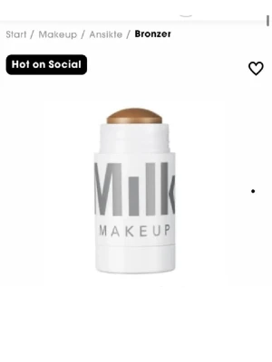 Milk Makeup Matte Bronzer Mini Stick - Milk Makeup Matte Bronzer Mini Stick i nyansen Baked. En krämig bronzer i stickformat som ger en naturlig solkysst look. Enkel att applicera och blenda, perfekt för contouring eller värme till ansiktet. Kommer i en smidig vit förpackning med grå text.