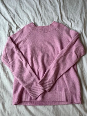 Ljusrosa stickad tröja Vero Moda - Söt rosa stickad tröja från Vero Moda med rund halsringning och ribbade muddar vid ärmslut och nederkant. Mjuk och skön kvalitet.
