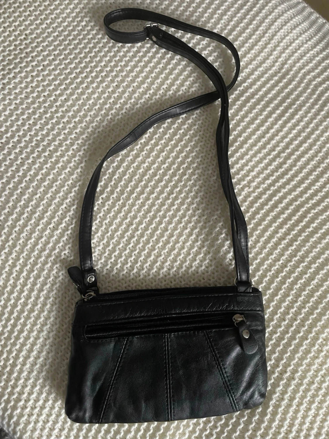 Svart axelväska i skinnimitation - 1