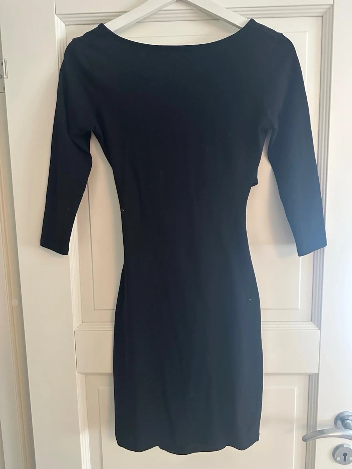 Svart omlottklänning med cut-out - 1