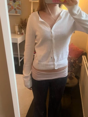 Vit kofta - Säljer denna vita kofta, använd fåtal gånger. Obs ingen fläck på tröjan, utan på spegeln. Kontakta vid frågor eller intresse❣️