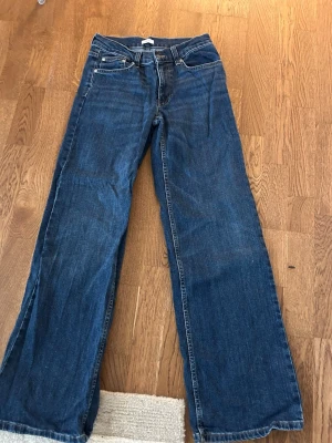 Blåa low waist loose jeans från Nelly - Low waist loose jeans från Nelly i storlek 34