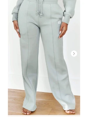 Lounge underwear set  - Snyggt set från Lounge med raka ben och synliga sömmar framtill. Byxorna har dragsko i midjan och en liten vit logga på höften. Tillverkade i mjukt men lite tjockare  material som känns skönt mot huden. Tröjan o byxan kan säljas separat. Nypris byxor 700kr, nypris tröja 450kr. Säljer settet för 699. Byxor 500 tröja 300 separat.  Finns ej kvar på hemsidan så man kan endast köpa detta set secondhand. Perfekta för en chill och avslappnad stil.