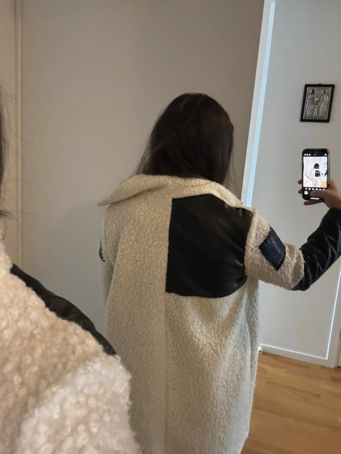 Beige teddyjacka med svarta detaljer - 2