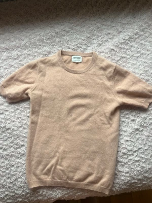 Rosa kashmirtröja Soft Goat - Superskön rosa t-shirt från Soft Goat i 100% kashmir. Den ser beige ut på bilderna men är ljusrosa!! S, men stretchig så passar typ alla.