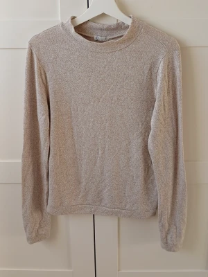 Beige Tröja - Beige tröja från Cubus. Tröjan är lite nopprig (se bilderna) men är i bra skick.                             Finns det nå frågor så är det bara att fråga på! 🤗