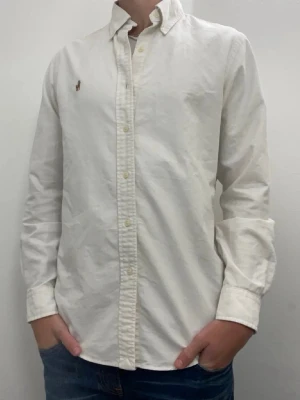 Vit skjorta från Polo Ralph Lauren - Säljer en riktigt Fet skjorta ifrån Ralph Lauren! Skick 7/10 Storlek: S! Priset ligger på 329kr! Vit skjort ifrån ralphlauren i bra skick! Hör av dig vid eventuella frågor! 😊