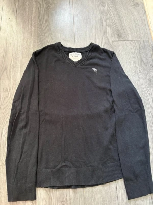 Svart v-ringad tröja Abercrombie - Säljer denna snygga tröjan! Den passar allt och kan bäras när som. Väldigt prisvärd vara. Den höjer din outfit i vardagen. Det är storlek M kan eventuellt passa S men tror de är M. Den har inga skavanker vad jag kan finna. Mitt pris 250 kan sänka vid snabb affär. Hör av dig vid intresse!