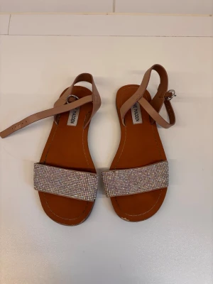Sandal från Steve Madden - Sandal från Steve Madden. Använt skick men superfina fortfarande. Storlek 36. 