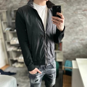 Cardigan i ull - Mycket bra skick, inga defekter och skön ull! Passar dig som är mellan 180-190 ungefär, rätt relaxed passform. Nypris ca 1500kr. Vet inte vilket märke tyvärr. Modellen är 185 cm, 75kg. Passar bra nu till våren! Skriv för mer information!🤝