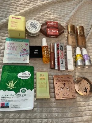VÄRT 6000kr!! Charlotte Tilbury, Huda beauty, Givenchy, benefit, Smink, smink kollektion, Byoma, MILK, PIXI, Etc Smink kollektion  - Säljer ett lyxigt och välfyllt smink- och hudvårdspaket med populära märken. Perfekt för dig som vill testa high-end produkter eller bygga upp din sminkrutin   Allt är helt nytt och oanvänt FÖRUTOM foundations som endast vart testade. Värde nästan 6000kr!!💕🤩 - Kan självklart skicka en lista på alla produkter! Går även att köpa produkter separat! 