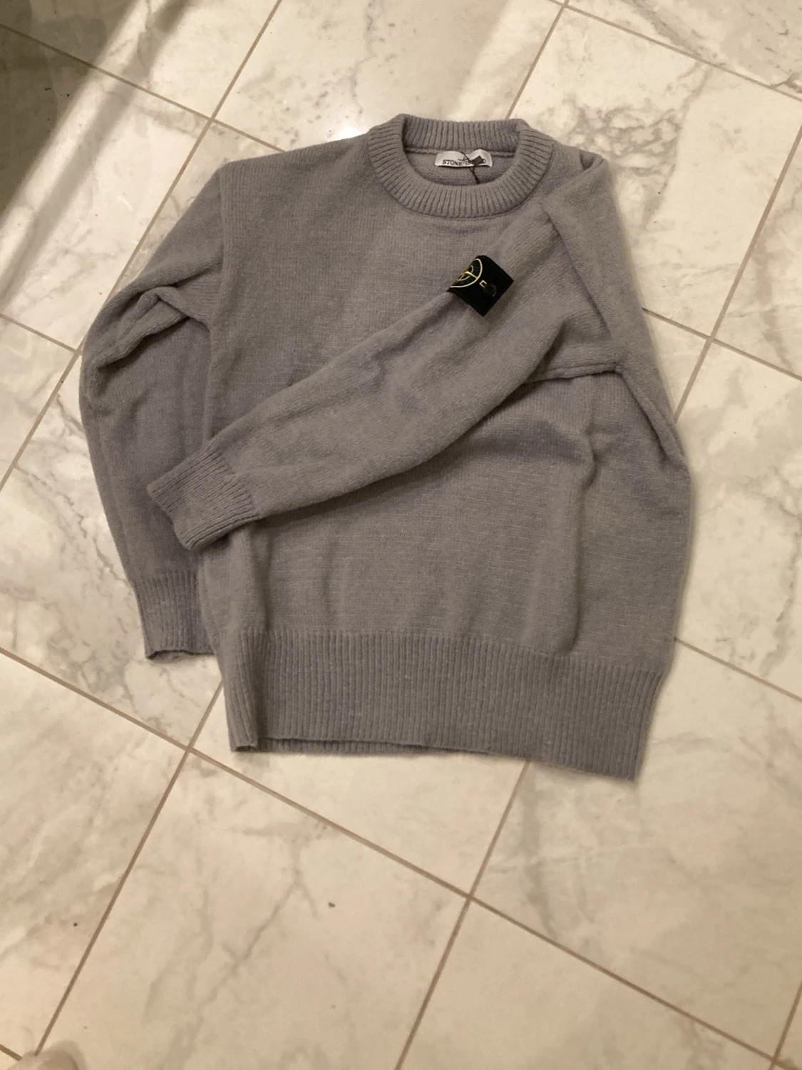 Ljusgrå stickad tröja Stone Island
