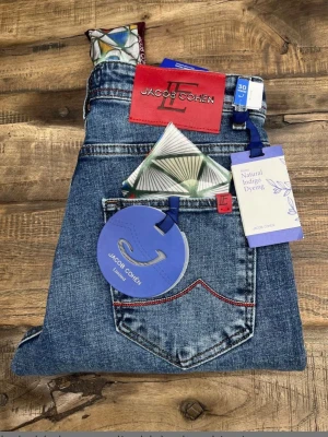 Jacob Cohën jeans  - Jacob Cohën 622 slim fit. Helt nya, allt og ingår. Hör av er vid eventuella frågor eller funderingar! 