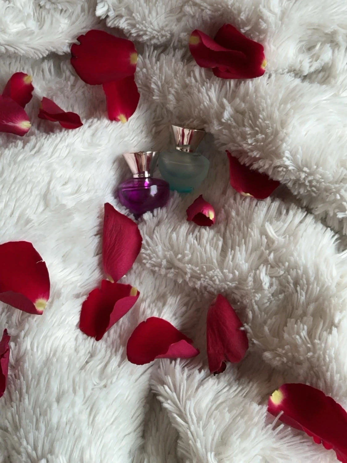 Lila och blå parfymflaskor med roséguld