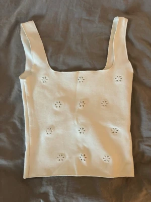 Broderitopp - Söt kort topp, obs liten sminkfläck på baksidan men den går säkerligen bort i tvätten!🤍