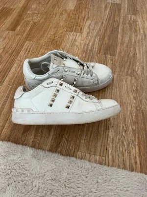 Valentino skor - Ett par fina valentino skor. Storlek 38.  Nypris 5000kr. Tvecka inte att fråga!