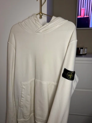 Stone island holdie - Vit stone island hoodie köpt på johnells. Använd fåtal gånger, bra skick har kvitto med. 