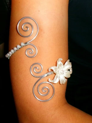 Armcuff  - Finns både i silver och guld💞 Lättböjd material som är enkel att justera. Vid osäkerhet, skriv gärna din till mig din omkrets på armen🥰 Jag gör även customs!