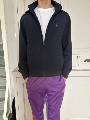  Ralph Lauren cardigan - Snygg mörkblå hoodie från Ralph Lauren med dragkedja framtill och broderad logga på bröstet. Storlek är Small. Skriv vid frågor eller funderingar
