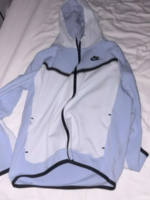 Nike ljusblå hoodie med dragkedja - Nike hoodie i ljusblått, har då växt mig ur denna hoodien, 158-170 cm lång 