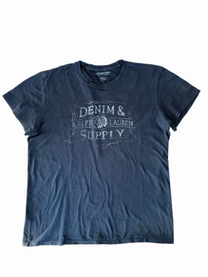 Vintage Ralph Lauren t-shirt - Hej! Säljer denna väldigt unika och snygga ralph lauren t-shirt | Storlek: se bild 2 | Skicket är bra, inga tydliga tecken på användning | Pris kan diskuteras! | Hör av dig vid intresse eller minsta fundering! | Gratis frakt fram till första mars, passa på! 