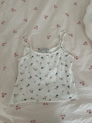 Blommig set pyjamas set sommar set  - Pyjamas set sommar set blommig line och shorts set från lager 157 shortsen är i strl m, lsppen är borta från hopen men skulle tro s/m på den i strl 