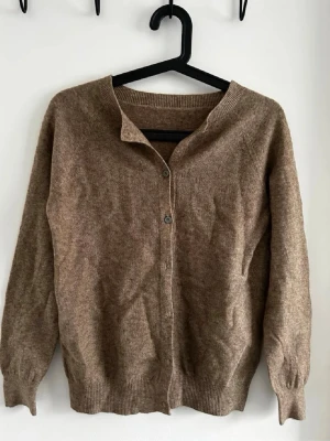 Stickad tröja - Stickad tröja, klassisk passform. Mjuk och bekväm, knäppning framtill. Oanvänd, i mycket gott skick. Inga fläckar eller hål. Storlek: [XS]. Från rök- och djurfritt hem. Önskas fler bilder kan jag lösa det, kom gärna med eget bud :) 