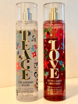 Bath & Body Works bodymist duo - Två bodymists från Bath & Body Works: 'Peace' Iced Raspberry Bellini och 'Love' Cotton Candy Champagne. Båda rymmer 236 ml. Kvarvarande mängd syns på bilder. Givetvis förvarade mörkt, torrt och svalt.