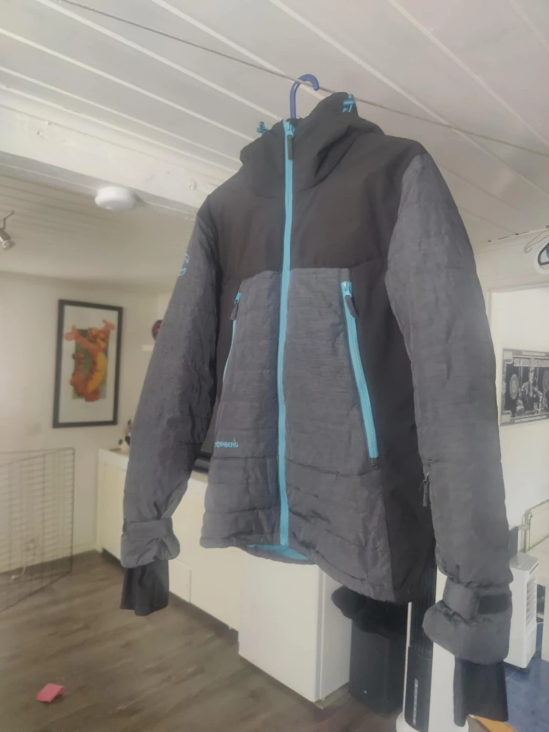 Grå och svart vindjacka med blå detaljer - 2