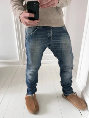 Dondup jeans  - Dondup jeans, 👖 Inga större defekter förutom hål i skrevet som är lätt att fixa. . Modellen i bilderna är 180 cm 75 kg pch bär Storlek , W”36 ” men passar modellen perfekt tycker jag. Måtten i sista bilden är A:45cm B: 106 cm , Kom med frågor! 