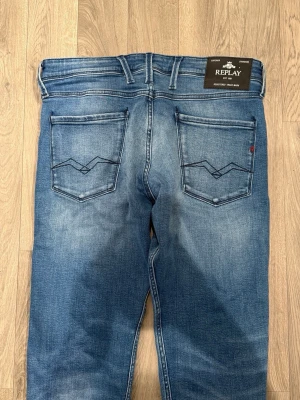 Replay Anbass Jeans Blå W33/L32 - Slim Fit - Mycket fint skick. Storlek W33/L32. Mått - Midja: 42,5cm, Ytterbenslängd: 99cm, Benöppning: 16cm. Modellen är 185cm & 63kg. Hör av dig vid funderingar!🤝