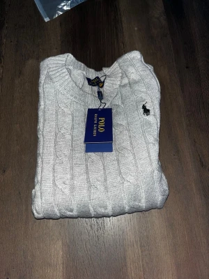 Ralph lauren tröja  - Tjena, säljer ännu en till helt ny tröja som är oanvända och har prislappen på.