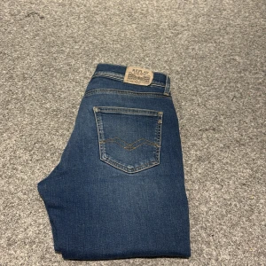 Blå skinny jeans från Replay - Säljer ett par blå jeans från Replay. Säljer dessa för dem passar inte mig. Frågor ? Skicka ett meddelande. 
