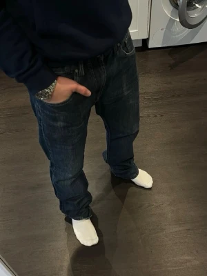 Cottonfactory Jeans  - Cottonfactory jeans i storleken 33/34. Otroligt bra passform. Skicket är bra 8/10. Schyssta slitningar. Hör av dig vid frågor eller funderingar. 