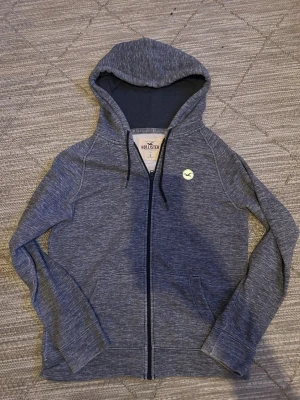 Vintage hollister zip - Fet zip från hollister, tröjan är vintage som är eftertraktat, skicket är 10/10 då det inte finns defekter, storleken är S, startpriset är 599 men kan diskuteras😊😊