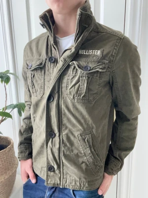 Hollister FieldJacket S  - Hollister FieldJacket S, Inga defekter! Modellen i bilderna är 180 cm 75 kg och bär Storlek S , Kom med frågor! 🌟 (Kan gå ned i pris vid köp av paket 😉) 