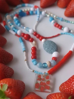 Halsband "Jordgubbar" - Halsband i trä, glas, metall, Polymerclay mm. Hänget är gjort av mig i Resin. Bär var för sig eller båda samtidigt.  Ca 36 cm, ca 22 cm. Hänget 2,5 x 2,5 cm