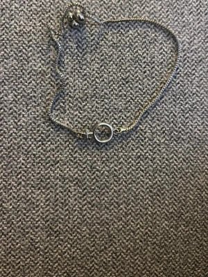 Silverfärgat armband med kvinnomärket - Ett stilrent armband i silverfärg med en tunn kedja och ett kvinnomärke som dekoration. Armbandet har ett cirkelformat lås och passar perfekt för dig som gillar minimalistiska smycken. Materialet är metall och designen är enkel men elegant. Från Ur och penn och är aldrig använt.