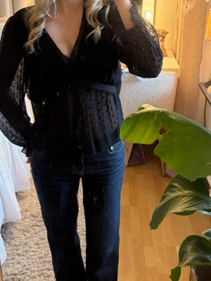 Svart blus från Zara - Snygg svart blus från Zara 💕