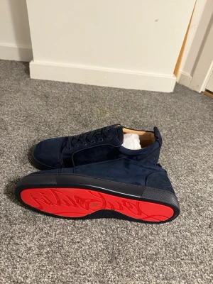 Christian Louboutin skor/sneakers - 10/10 skick, helt ny och oanvänd. Storlek 42. Tveka inte att höra av dig om du har några frågor!