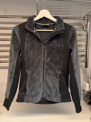 Ridfleece från märket JH collections - Ridfleece från märket JH collections. Storlek 164. 