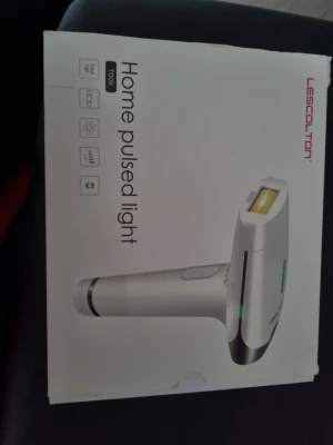 Lescolton Home Pulsed Light IPL - Lescolton Home Pulsed Light IPL hårborttagningsapparat i vit plast med silverdetaljer. Ergonomiskt handtag och digital display. Perfekt för smidig hårborttagning hemma med modern IPL-teknik.